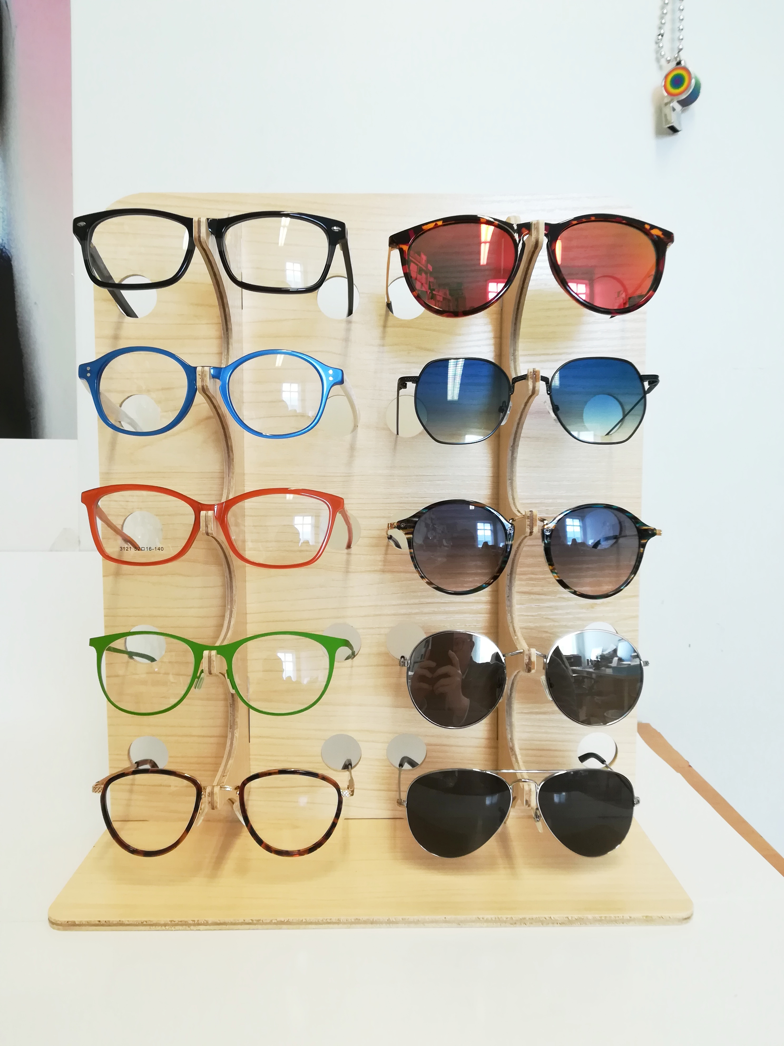 ExpMad10pcs - Expositor madera clara para 10 gafas a – Asesvisión